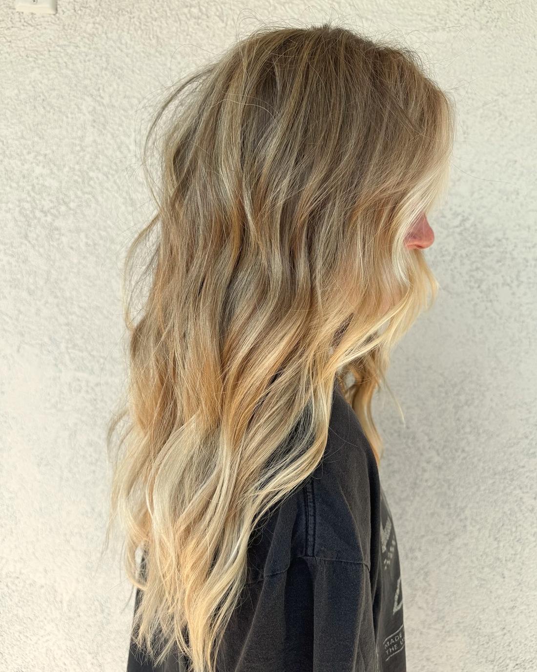 Sunkissed balayage met zachte golven en natuurlijke overgang - resultaat van Tint Hair Studio Ede
