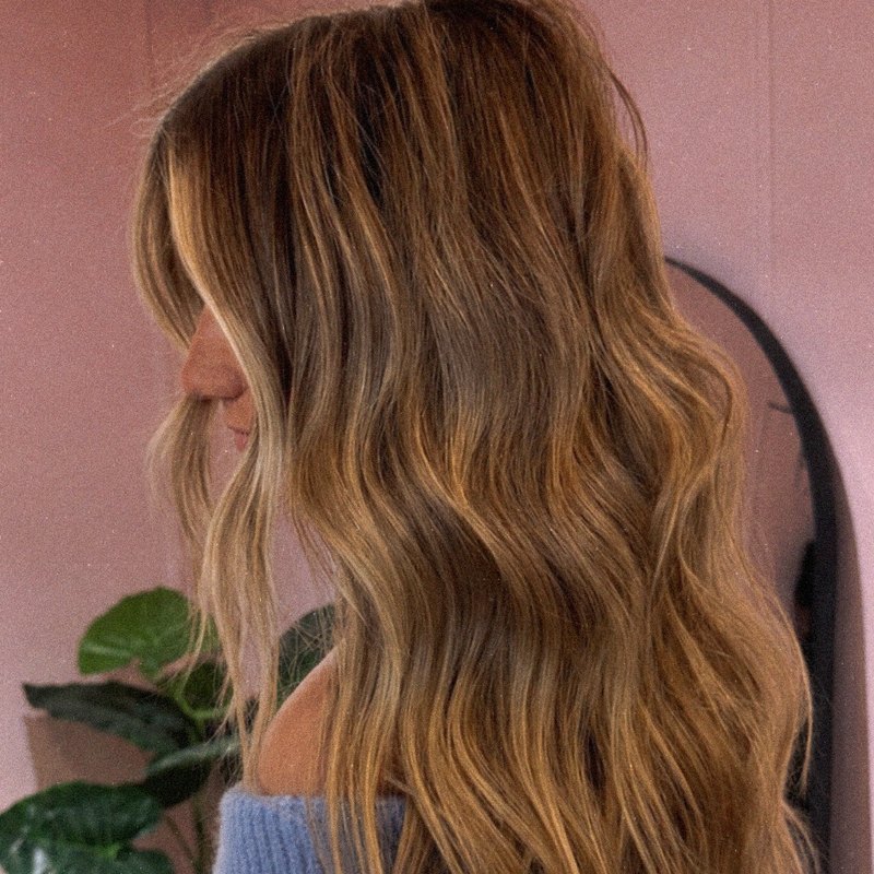 Warme sunkissed balayage met zachte golven, gemaakt bij Tint Hair Studio in Ede