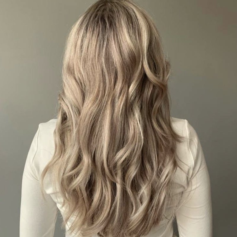 Koel blond met highlights, achteraanzicht, resultaat van Tint Hair Studio Ede