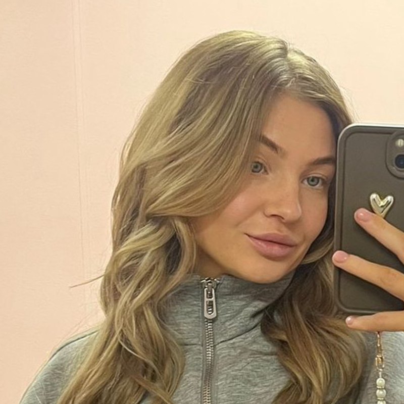 Natuurlijk blond met zachte krullen en gezichtsbepalende highlights