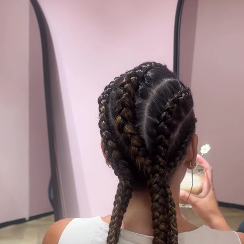 Strakke invlechten met twee vlechten, gestyled bij Tint Hair Studio Ede